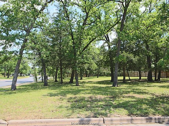 3rd image of 1316 Angelina Cir
