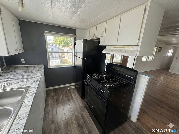 3rd image of 2 Montauk Road