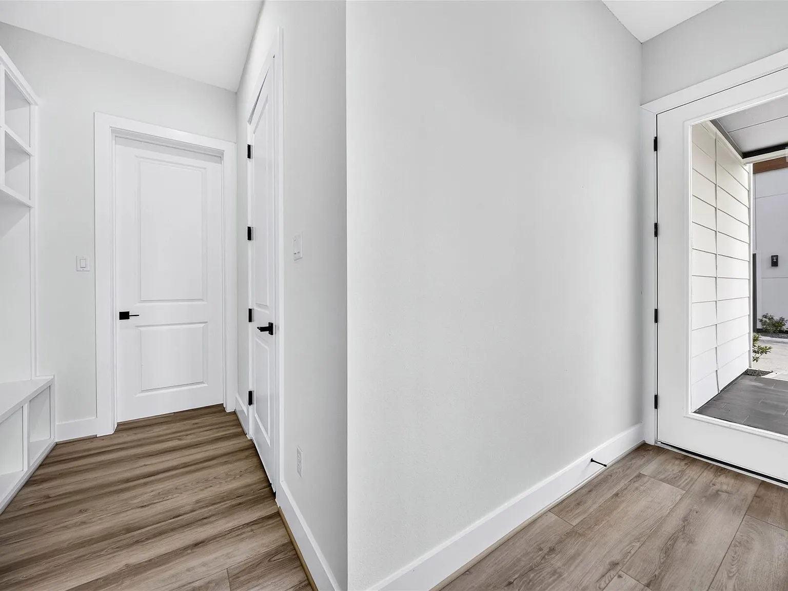 3 bed, 3.5 bath, 2026 sqft, $2,600 — Photo 3