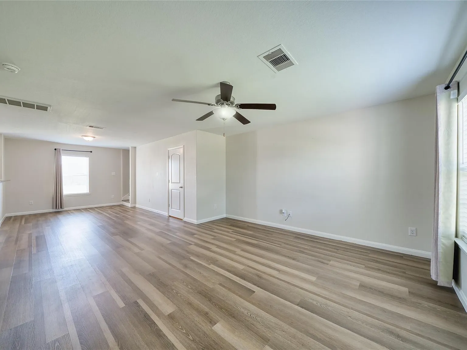 3 bed, 2.5 bath, 1404 sqft, $2,000 — Photo 3