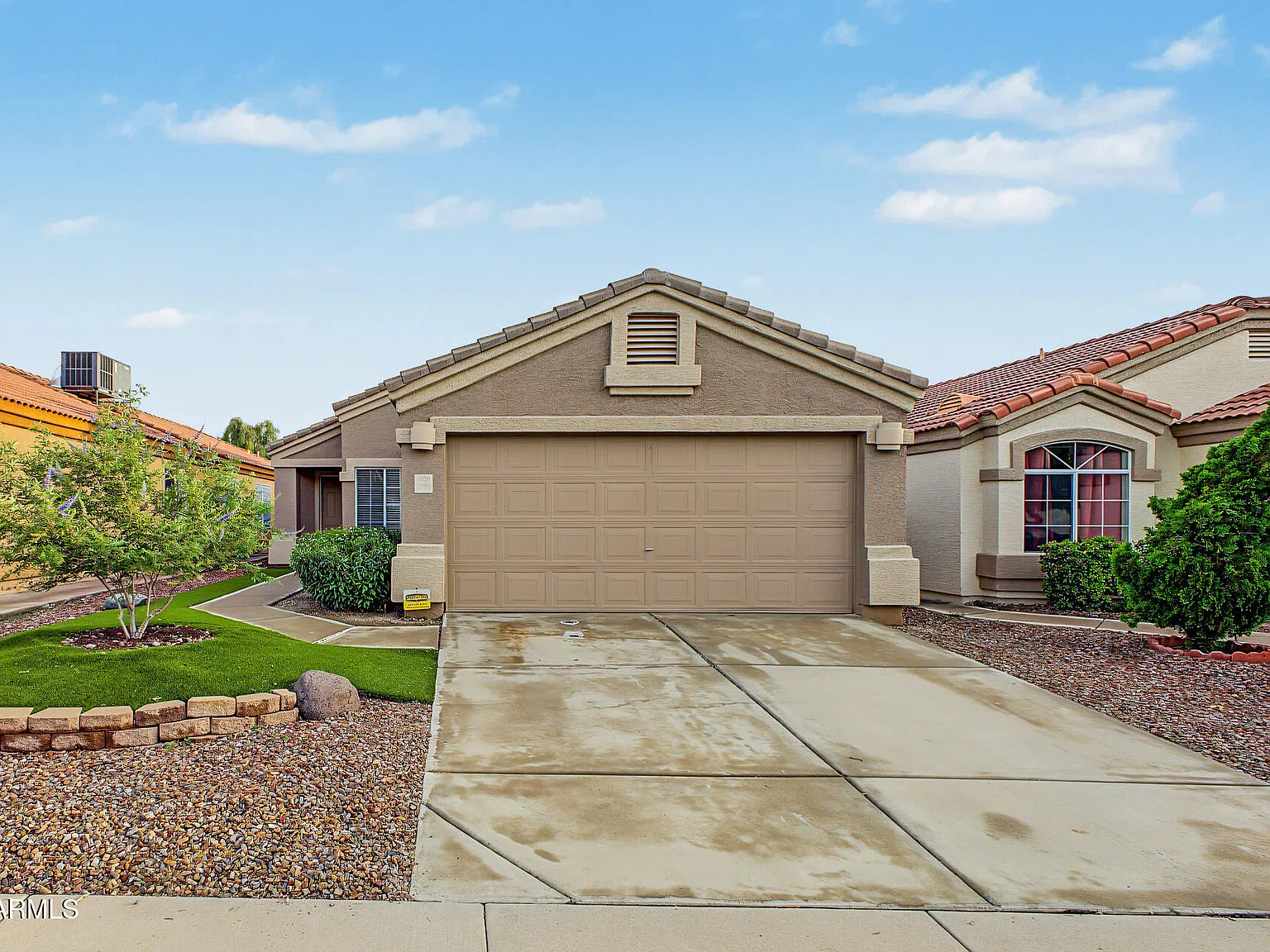 3 bed, 2.0 bath, 1056 sqft, $2,100 — Photo 2