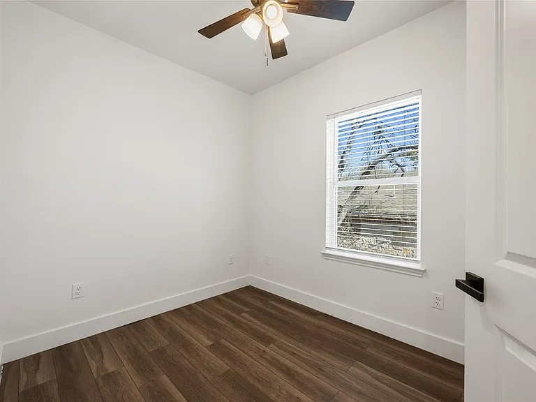 15407 Armstrong Ave — Photo 23