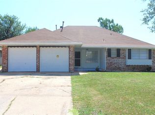 2208 Ridgewood Dr, Moore, OK 73160