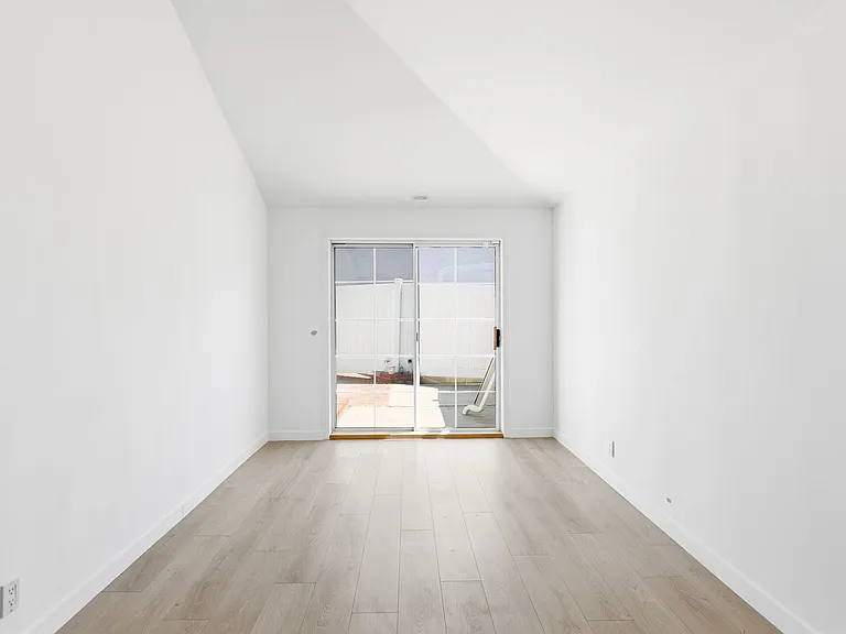 17418 Califa St — Photo 27