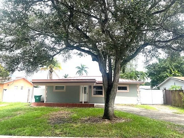 Davie Manor — Photo 1