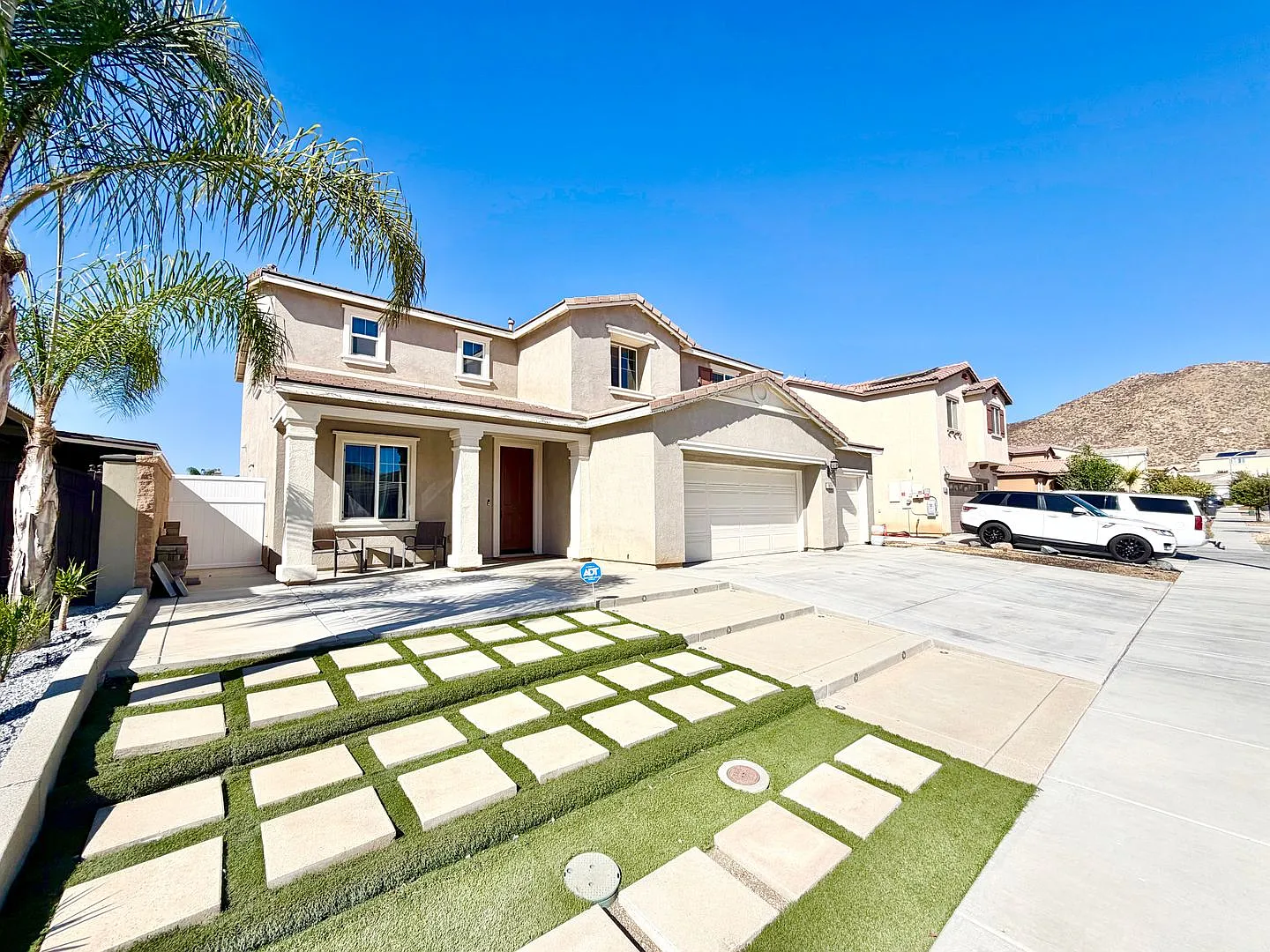 Spacious 5 Bedroom 3 Bathroom Home with Loft, 3-Car Garage & SOLAR — Photo 3