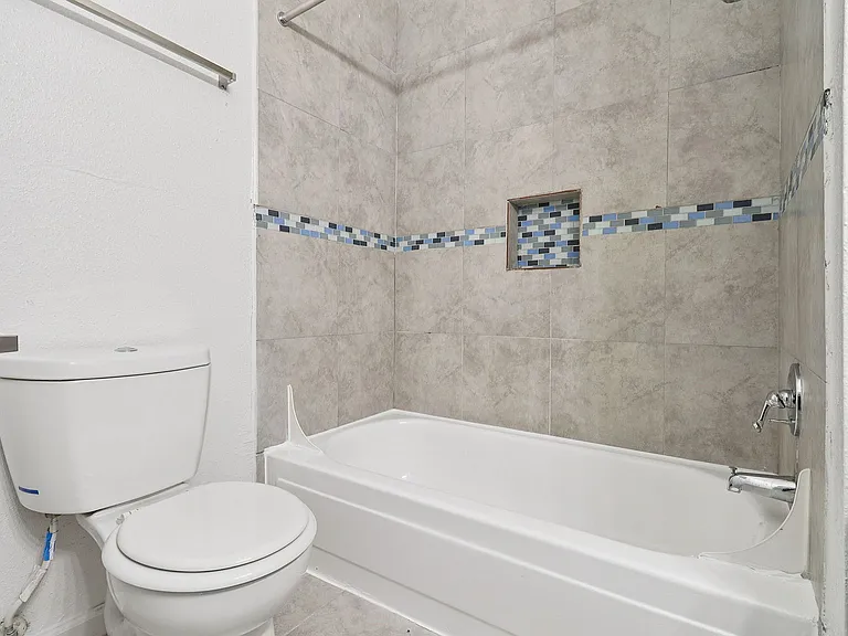 32-web-or-mls-Dumfries Dr Unit 410-S2802-017