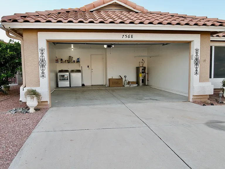 7568 W Kerry Ln — Photo 5