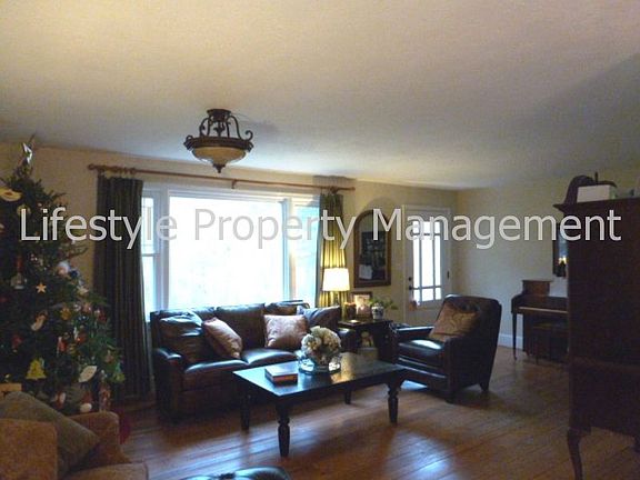 4th image of 902 Sylvan Blvd