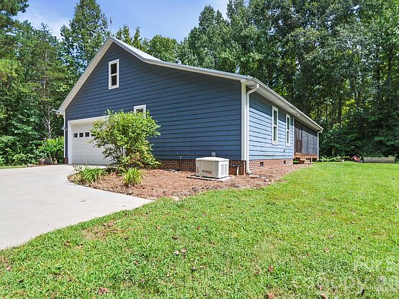 5th image of 635 Rhododendron Dr