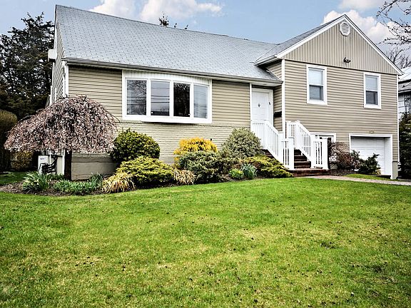 2nd image of 828 Glen Dr