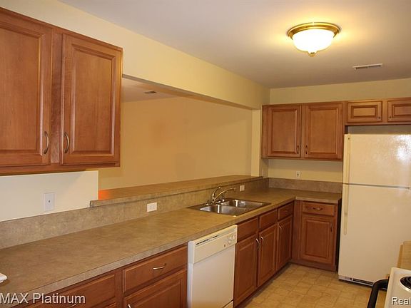 5th image of 16896 Dover Dr