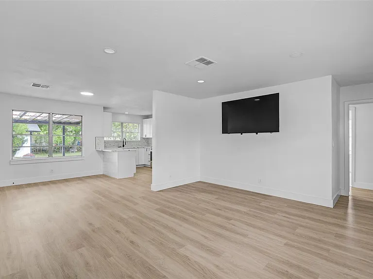1412 W 10th St — Photo 6