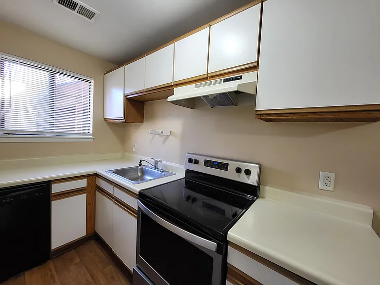 402 Tudor Ct — Photo 11