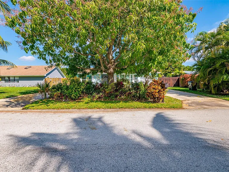 505 Heron Dr — Photo 3