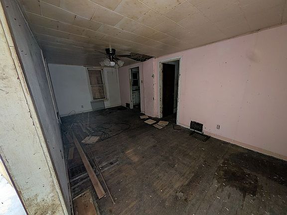 4th image of 335 E North St