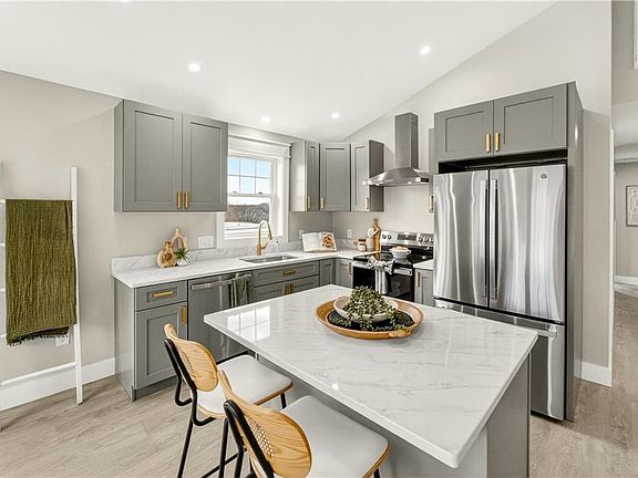 3rd image of 250 Fountain Ave