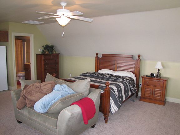 5th image of 311 W Majestic Dr