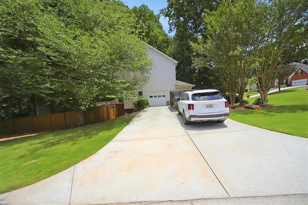 5 bed, 2.5 bath, 3862 sqft, $2,900 — Photo 4