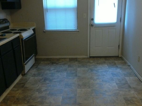 107 SW 20th St APT C, Oak Grove, MO 64075