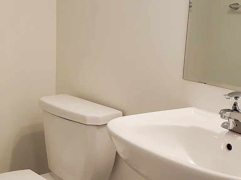 557 Queen Mary Dr — Photo 16