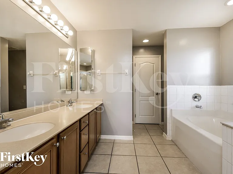 1035 NW 16th Pl — Photo 9