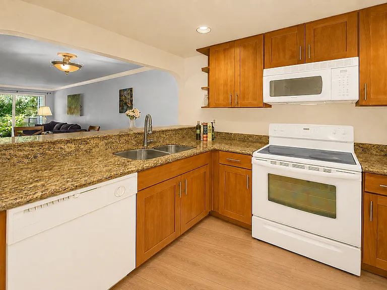 12740 NE 10th Pl — Photo 5