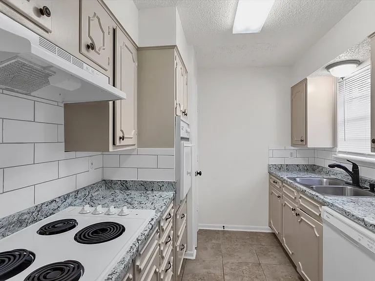 1312 N Travis St — Photo 13