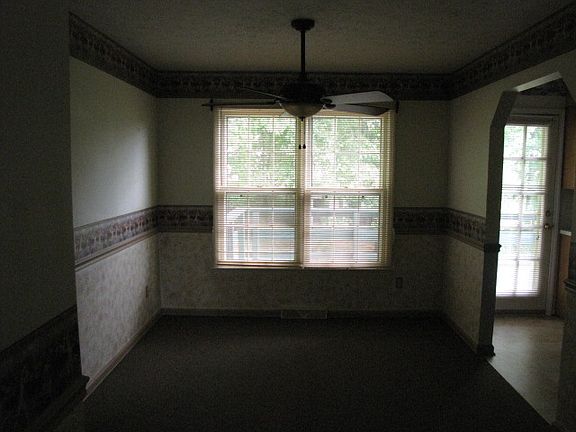 Dining Room w/new carpet!