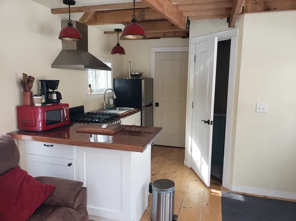 680 N Quaker Ln, Hyde Park, NY 12538