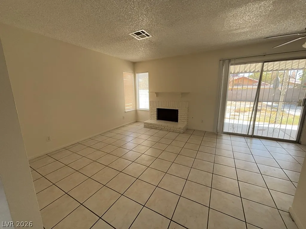 3 bed, 2.5 bath, 1401 sqft, $1,650 — Photo 4