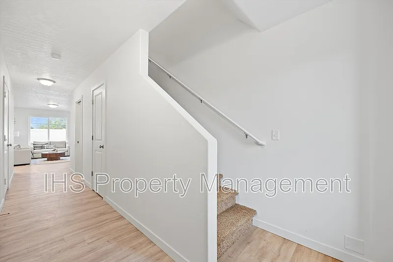 3 bed, 2.5 bath, 1324 sqft, $1,775 — Photo 3
