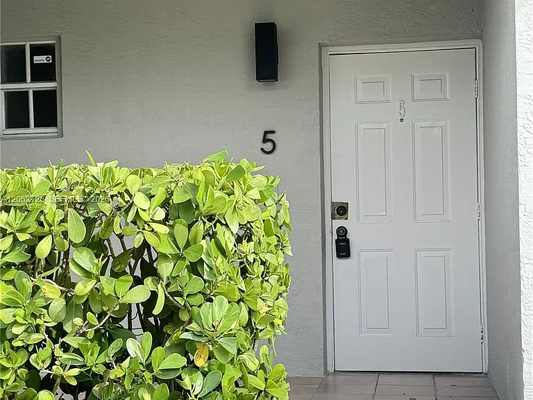 11810 NE 19th Dr #5 — Photo 3