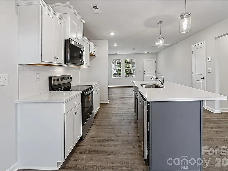 520 Bond St — Photo 10