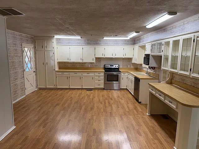 1029 N Birch Ave — Photo 2