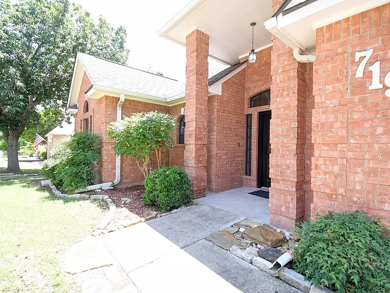 719 Oak Hollow Dr — Photo 41