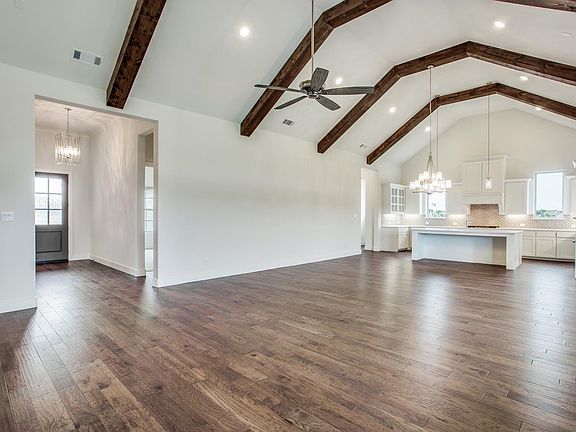 4th image of 296 Claire Ct