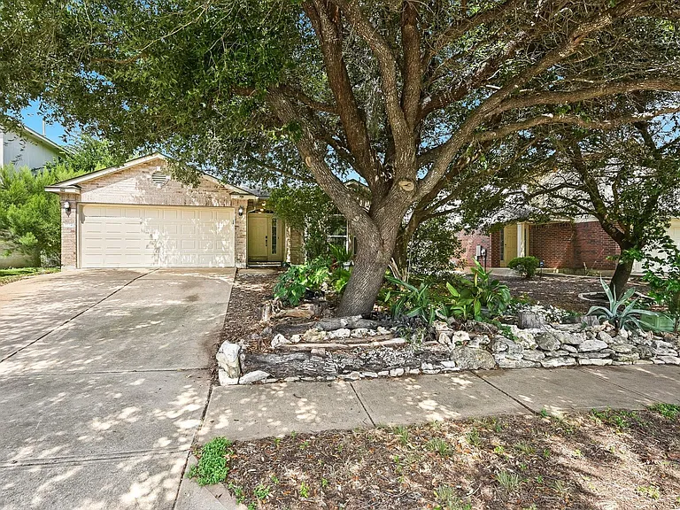 1104 Battenburg Trl — Photo 2