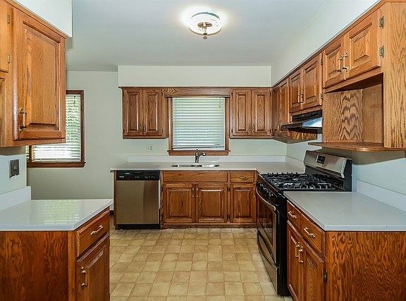 5th image of 20529 Hutchinson Ave