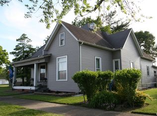 409 1st St, Carmi, IL 62821