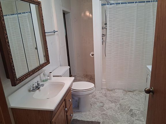 4th image of 217 W Oak St