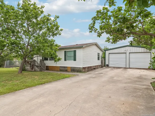 1111 Valeria, Marion, TX 78124