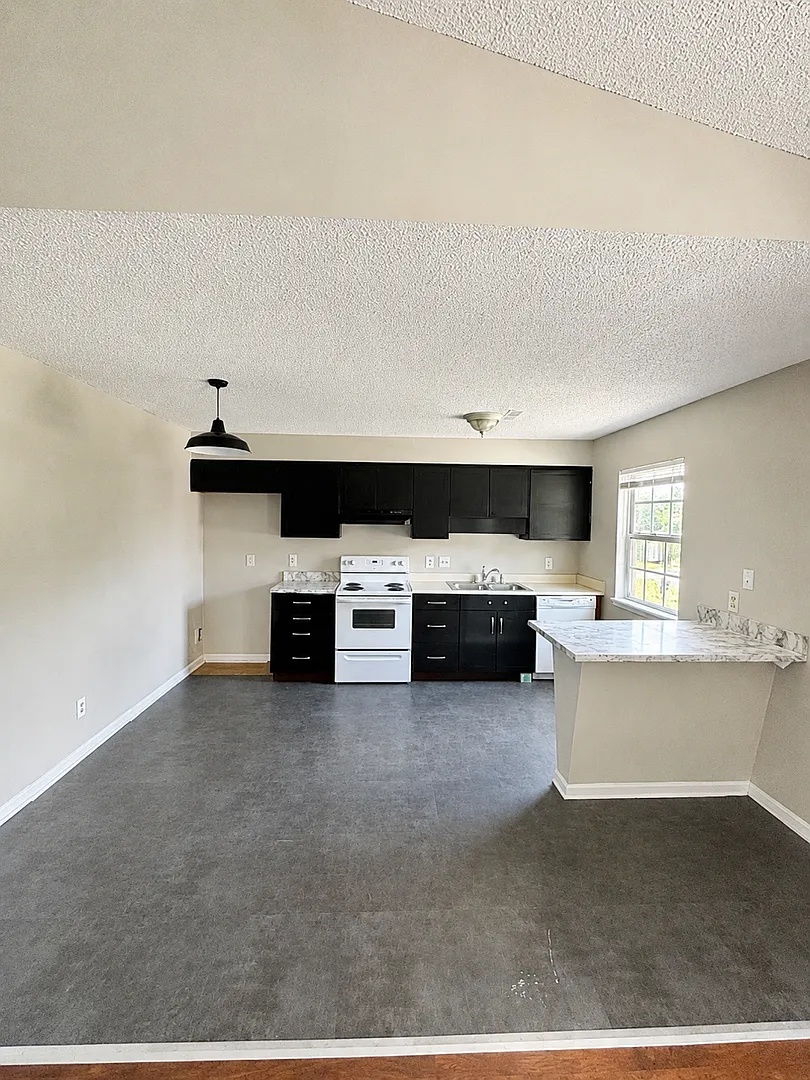 Two bedroom, 1.5 bath condo in High Point — Photo 3