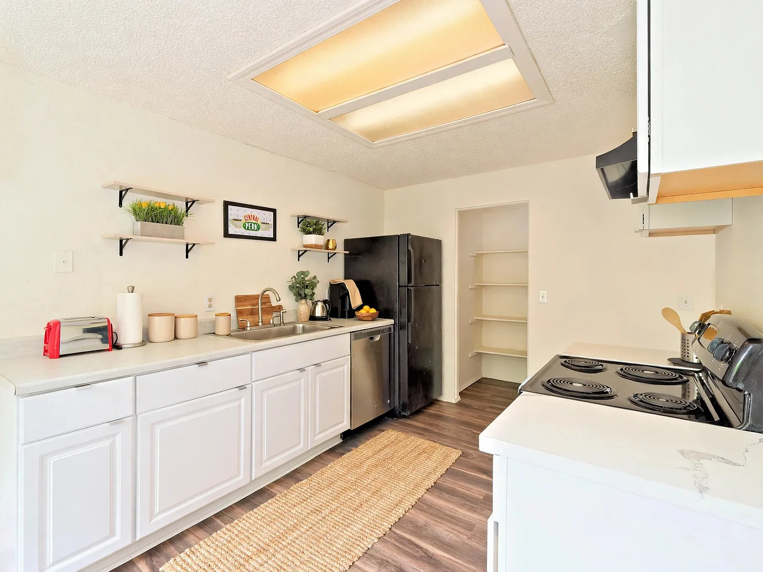 1 bed, 816 sqft, $1,599 — Photo 3