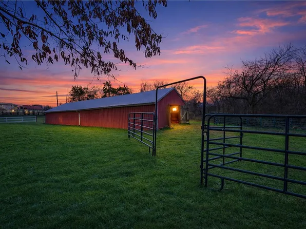 3212 Marthas Chapel Rd, Cunningham, TN 37052