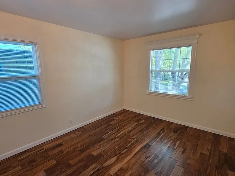 1317 Sherwood Dr — Photo 16