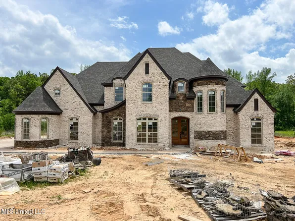 207 Poplar Ln, Holly Springs, MS 38635