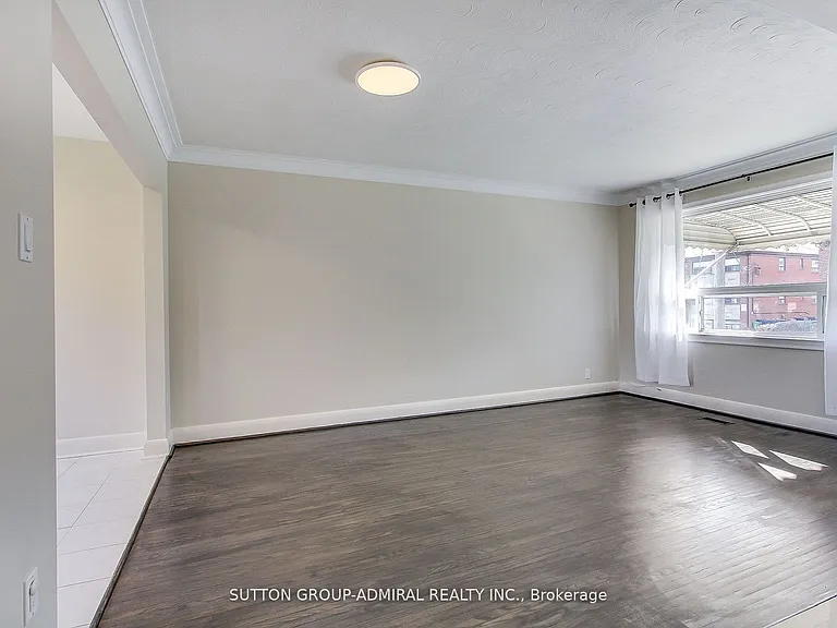 194 Cocksfield Ave #MAIN FLOOR — Photo 3