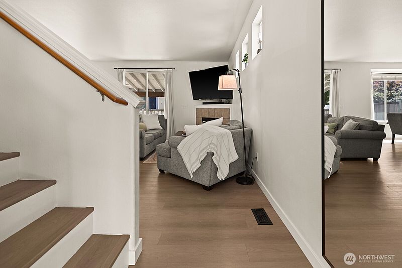 3rd image of 9814 184th Street E