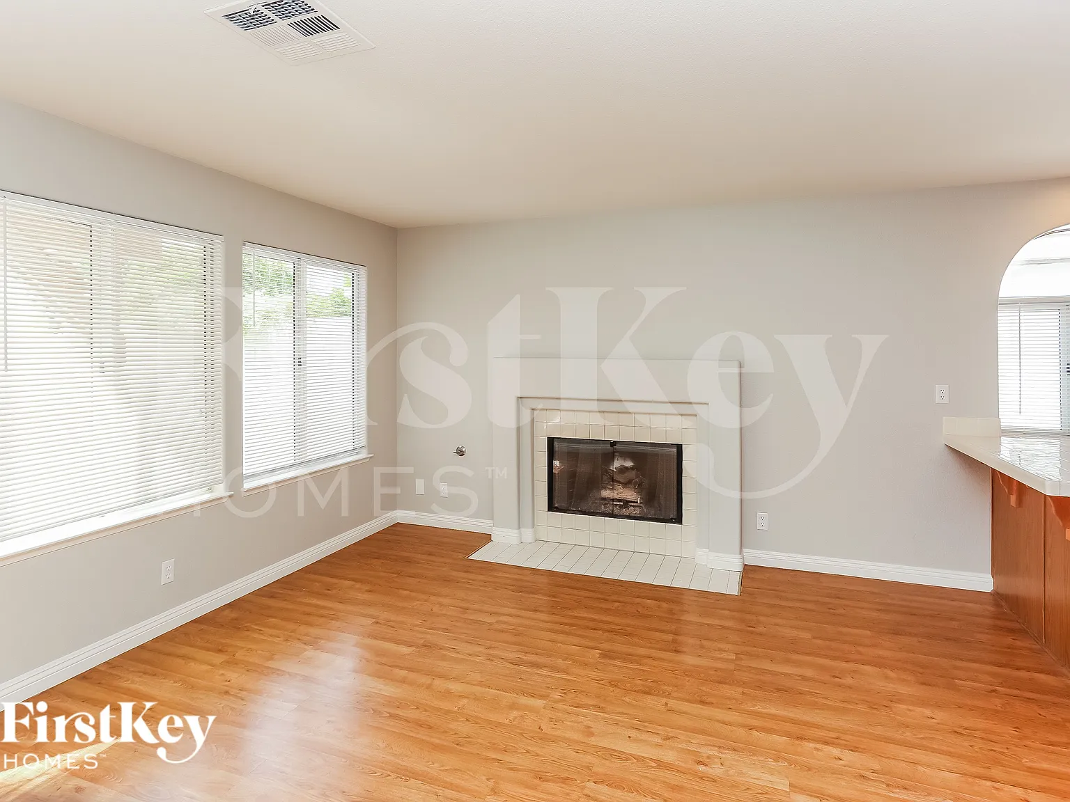 3 bed, 3.0 bath, 2035 sqft, $2,380 — Photo 3